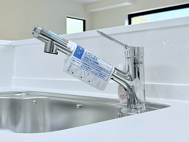 【浄水器】キッチンには浄水器を標準装備。最近は水を飲むという場面以外にも料理で使用したり、野菜を洗う場合もキレイな水で洗いたいという人が増えてきています。