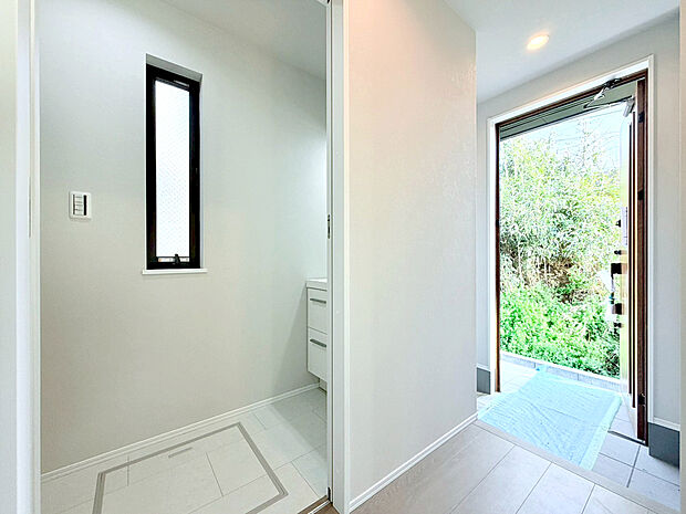 【帰宅後すぐに手洗いできる安心設計】玄関を入ってすぐの場所に洗面所を配置した、便利で衛生的な間取りです。帰宅後にそのまま手洗いやうがいができるため、外からの汚れを室内に持ち込みにくく、日々の暮らしを清潔に保ちます。