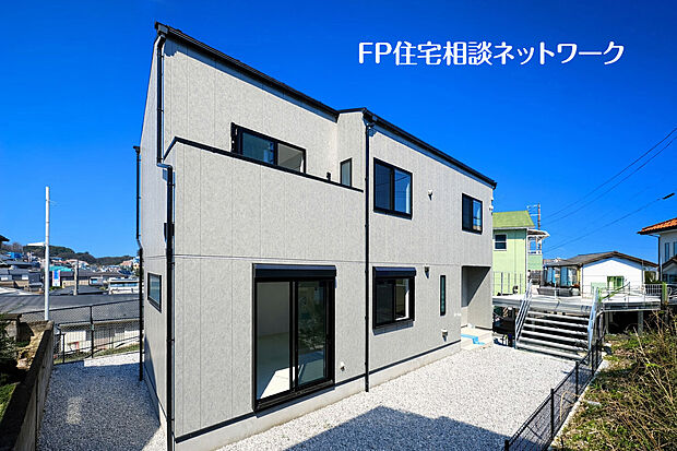 【50坪超の敷地を誇る邸宅】50坪超えのゆとりある敷地に建つ、開放感あふれる4LDKの邸宅。
日当たりの良いお庭では、ガーデニングやお子さまの外遊びなど、家族それぞれの時間をのびのび楽しめます。