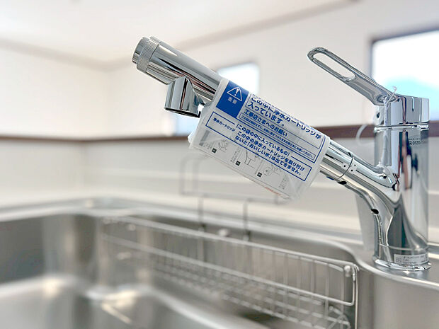 【浄水器】キッチンには浄水器を標準装備。最近は水を飲むという場面以外にも料理で使用したり、野菜を洗う場合もキレイな水で洗いたいという人が増えてきています。