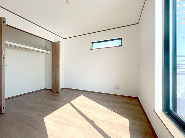 【全室収納クローゼット付き】B号棟～全居室には大型の収納クローゼットを完備。普段使いのお洋服や小物はもちろん、季節物のお洋服などもしっかりと整理整頓出来る。居室空間を隅々まで使えるのが嬉しい。
