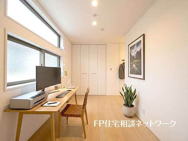【自然光が広がる明るい洋室】～2号棟～本画像はAIがCGで家具作成しており、実際の現地に家具は設置されておりません。また、販売価格に家具等は含まれておりません。