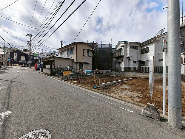 【南東道路ゆったり5.7ｍ】ゆとりある道路に面し、南東向きで日当たりの良さと開放感を感じられる立地です。
