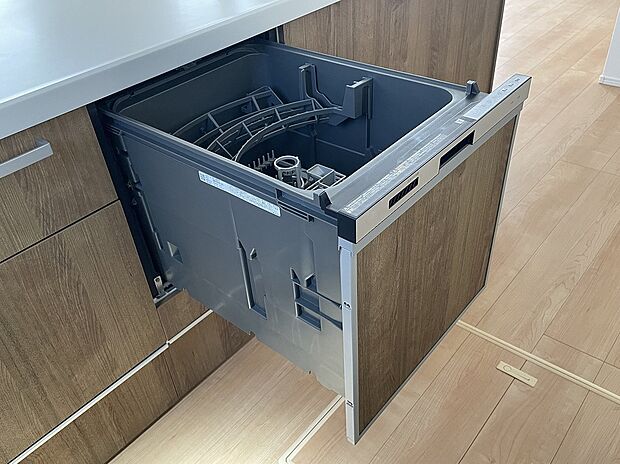 【食器洗浄乾燥機】あったらいいなの代表的な設備である食洗機。ビルトイン型なので、おさまりもよく、使い勝手も良好です。