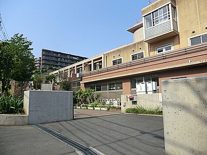 川崎市立向丘小学校 1300m