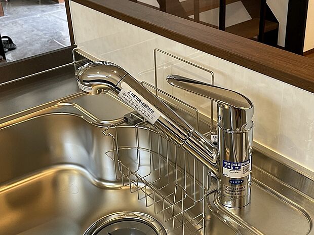 【浄水器】キッチンには浄水器を標準装備。最近は水を飲むという場面以外にも料理で使用したり、野菜を洗う場合もキレイな水で洗いたいという人が増えてきています。