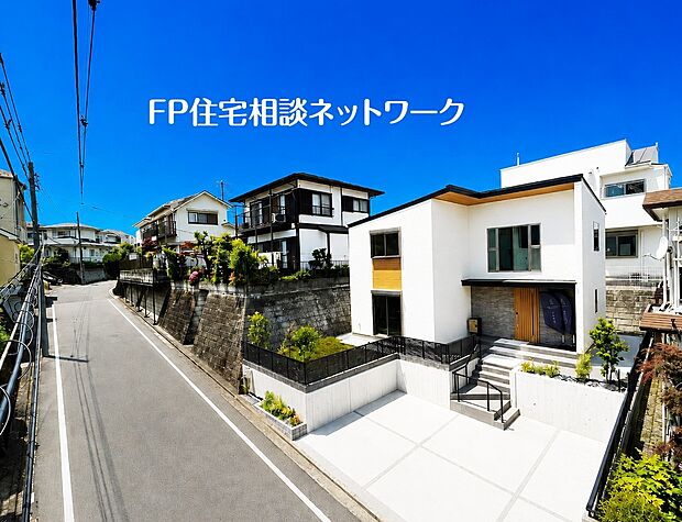 【ゆったりとした前面道路】前面は幅員がたっぷりとありながら車通りの少ない道路。お車の出し入れが苦手な方も安心ですね。しっかり舗装もされているので、ベビーカーや自転車でも快適に通行できます。