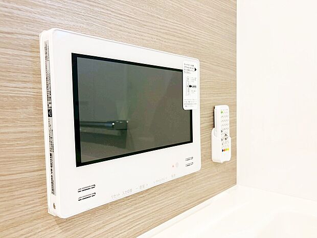 【浴室テレビ】湯船にゆっくり浸かりながら、好きな番組や映画を観られる浴室テレビ。手持ち無沙汰になりがちな半身浴を、楽しみながら長時間続けやすくなります。テレビを見ながら入るお風呂は何とも贅沢な時間ですね。

