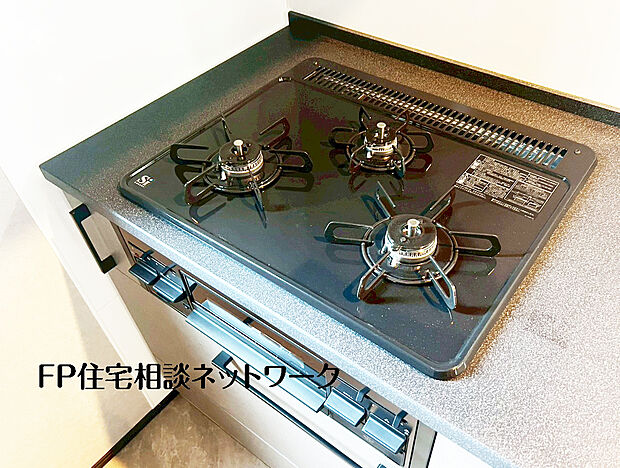 【~3口ガスコンロ~】慣れている方も多く、火力が目に見えるため、使いやすいという方も多い、3口のガスコンロ仕様です。新生活に伴い、鍋を買い換える必要がない世帯も多く、使い慣れた道具をそのまま使えます。
