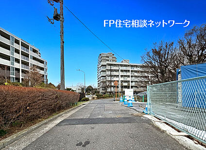 ～前面道路は車通りの少ない道路～