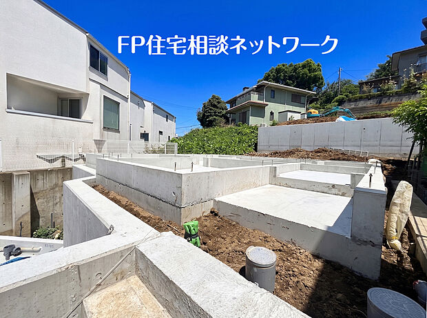 【~B号棟~】南ひな壇になっているため採光性を保ちながら、道路からの視線を遮り、プライバシー空間を確保できます。