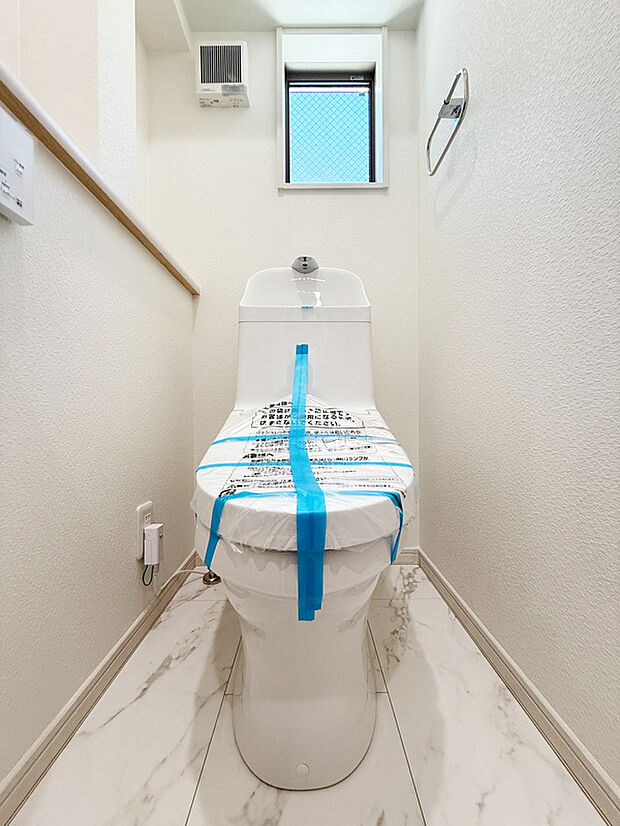 【ウォシュレット】ウォシュレット、暖房便座機能付のトイレです。従来型に比べ節水効果があり、お手入れもしやすいので、家計も家事の負担も軽減しやすいので、家計も家事の負担も軽減してくれます。