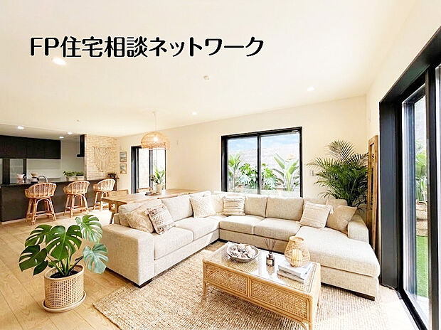 【光と広さを愉しむ、ゆとりの22帖リビング】家族と過ごす時間を大切にしたい方にぴったりのゆとりある住空間です。窓からの日差しがリビングの隅々までしっかりと届きます。本画像はAIがCGで家具作成しております。販売価格には含まれておりません。