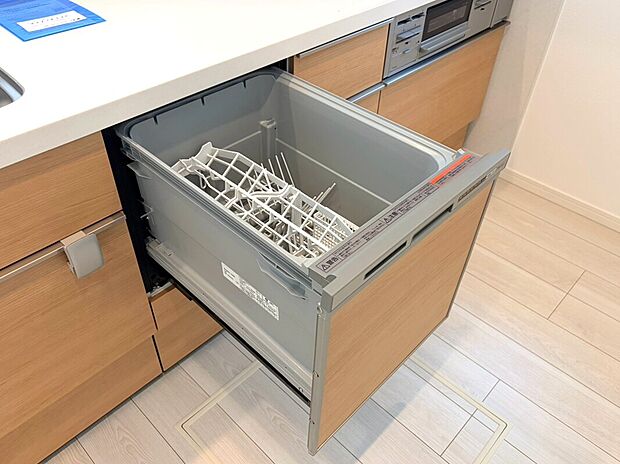 【食器洗浄乾燥機】手間をかけずに食後の後片付けができる食器洗浄乾燥機。食器の出し入れがスムーズなスライドタイプ。高温で洗うのでしつこい油よごれもすっきり落ち、除菌もできます。また手洗よりも節水でき、節約にもなります。