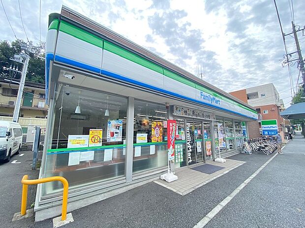 ファミリーマート港北師岡町店(約750m)