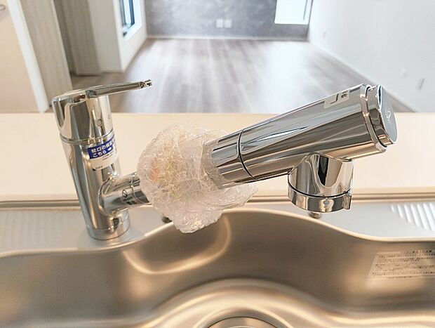 【浄水器内臓一体型水栓】浄水器を内蔵したキッチン水栓。お米を研いだり、野菜を洗ったりするときなど用途に応じてワンタッチで浄水に切り替えが可能です。カートリッジ式なので、フィルターを簡単に交換する事が出来ます。