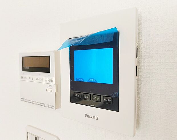 【TVモニター付きインターフォン】来訪者を目で確認できるTVモニター付きインターホン。直接顔を会わせなくてもインターホン越しに会話することができます。人と対面するのに注意が必要なこの時代に必須の設備ですね。