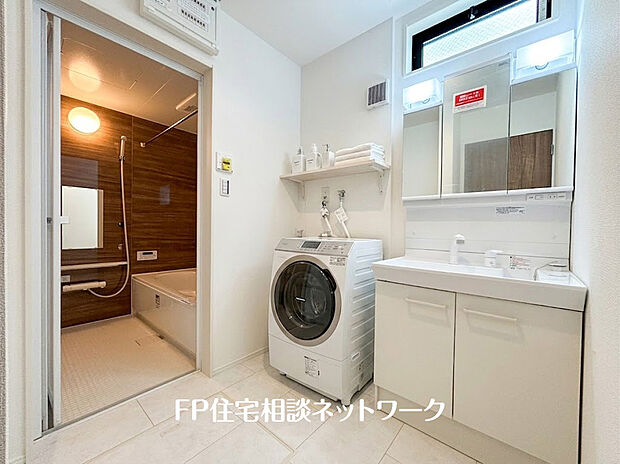 【スッキリ快適な洗面室】ゆとりの洗面スペースで朝の身支度も快適スムーズに。三面鏡で髪のセットやお化粧もストレスなくこなせ、朝から気分良く通勤通学に向かえそうですね!~画像の洗濯機等はAIイメージで価格には含まれません。