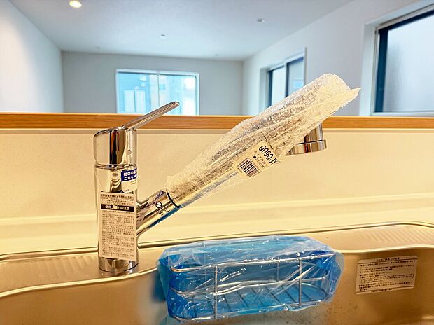 【浄水器】キッチンには浄水器を標準装備。最近は水を飲むという場面以外にも料理で使用したり、野菜を洗う場合もキレイな水で洗いたいという人が増えてきています。