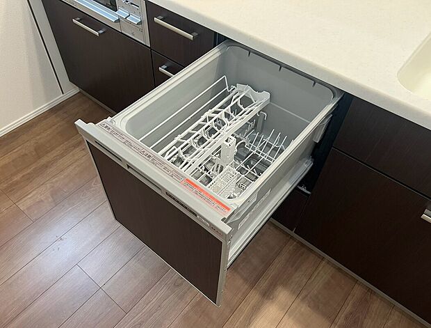 【自動食器洗浄乾燥機】あったらいいなの代表的な設備である食洗機。ビルトイン型なので、おさまりもよく、使い勝手も良好です。料理をするのは好きだけど、後片付けは苦手な方に重宝します。洗う手間がないので、時間を有効に使えますね。