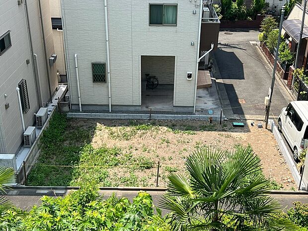 【~横須賀線「新川崎」駅 徒歩4分!~】横須賀線「新川崎」駅まで徒歩4分の駅近立地。通勤・通学はもちろん、日々のお出かけにも便利なアクセス環境です。駅までの移動時間が短く、忙しい毎日にもゆとりをもたらしてくれる、暮らしやすさが魅力の住まい。