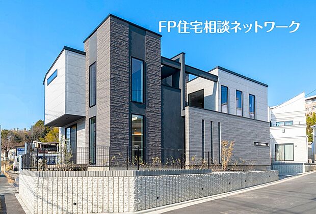 【~高級感溢れる外観 同施工外観~】重厚感あふれるモダンデザインと開放感を生み出す大きな窓が美しく調和した邸宅。上質な素材感と直線的なフォルムが存在感を放ち、住まうほどに誇りを感じられます。暮らしをワンランク上の上質な時間へと導きます。