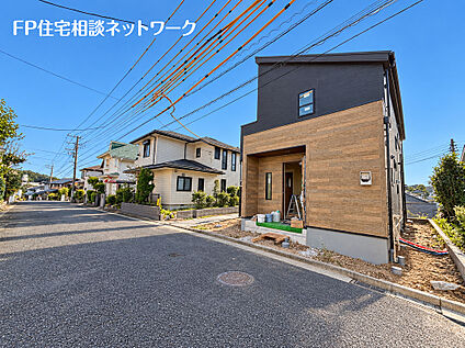 広々とした道路に面する開放感ある立地。