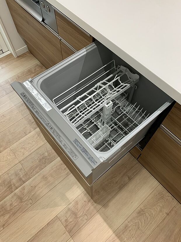 【食洗器(深型)】手洗いより高い水温、パワフルな水流、強力な洗剤でよりキレイに洗い上げることができます。
また、時間の節約になるので、夕食後の食器洗いの時間を、だんらんの時間に変えてみませんか。