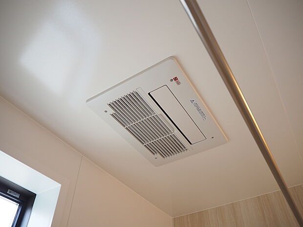 【浴室暖房乾燥機】浴室使用後の水滴や湿気を排出し、カビの発生やいやなニオイを抑えます。
また、冬期や梅雨時、屋外で洗たく物を干せない場合にも利用でき、花粉やホコリも付かずに清潔に乾燥できます。