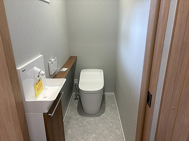 【トイレ（2号地）】落ち着きのあるデザインでまとめた快適なトイレ空間。
毎日使う場所だからこそ、居心地の良さにもこだわりました。