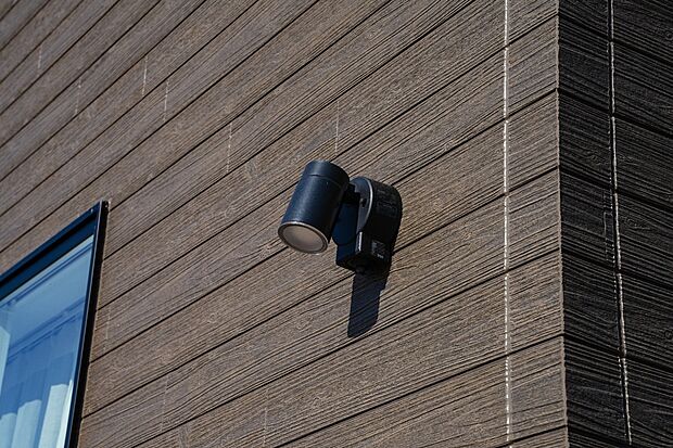 【オートセンサーライト】各宅地内で死角になる部分には、壁付オートセンサーを設置しています。
