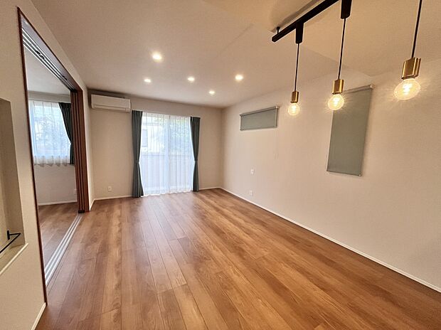 【リビング(5号地)】16.7帖LDK+5.6帖主寝室の開放的な間取り。引き戸を開ければ遺体間のある広々空間を演出。