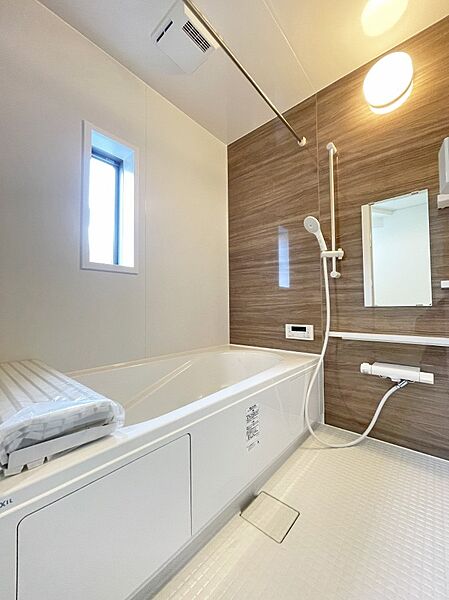 一日の疲れを癒すバスルームは浴室乾燥機付きでいつでも快適バスタイム