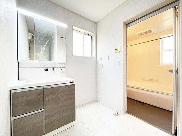 【脱衣場】窓のある明るい洗面所で毎日の身支度も気持ち良くお使い頂けます。
