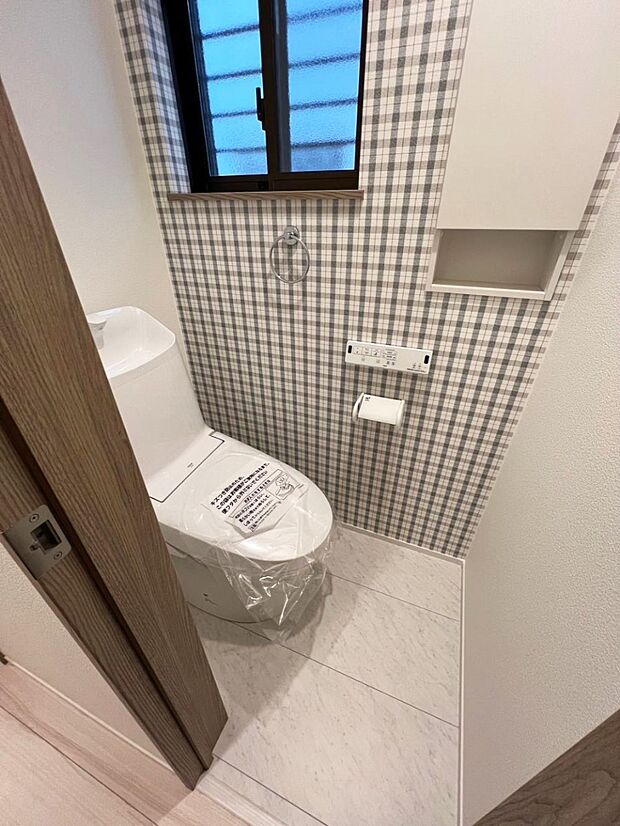 【トイレ】自然換気ができる小窓があり明るく落ち着ける空間
