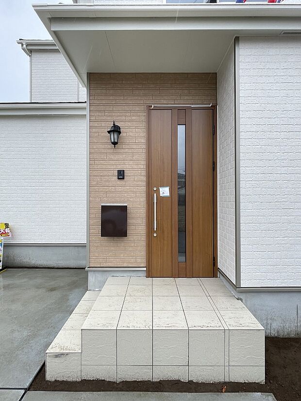 【玄関】スッキリシンプルなデザインの玄関ドア