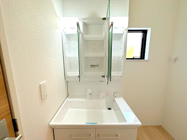 【洗面台設備】三面鏡洗面台は収納豊富。細かいものもスッキリ片付きます。