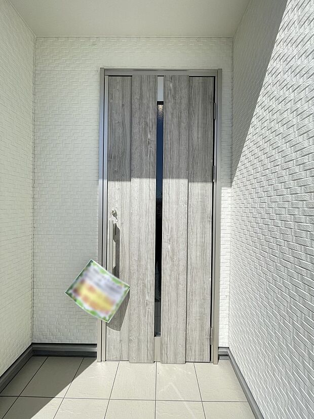 【玄関】ナチュラルなデザインで明るい雰囲気の玄関ドア
