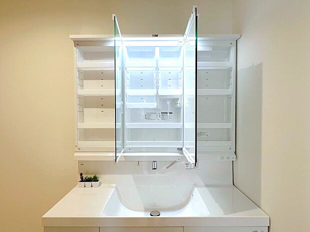 【三面鏡洗面台】三面鏡洗面台は収納豊富。細かいものもスッキリ片付きます。