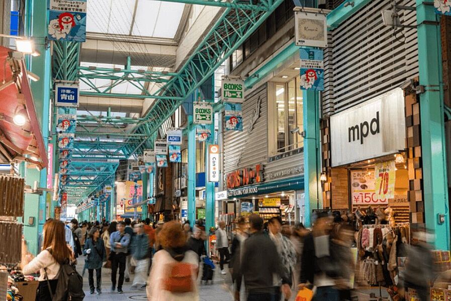 幾つもの店舗が立ち並ぶサンロード商店街