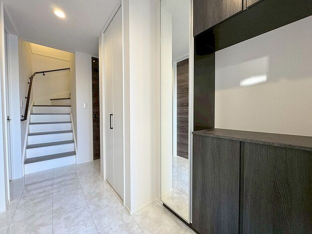 【C号棟】
散らかりがちな靴や傘は大型シューズクローゼットに収納して玄関まわりをキレイに