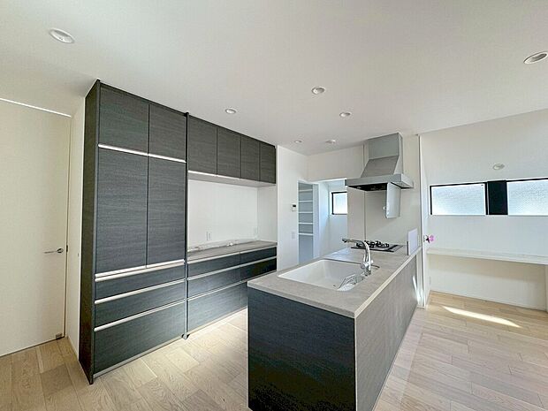 【キッチン】
カフェスタイルのオープンキッチンはみんなで会話を楽しみながらお料理を♪