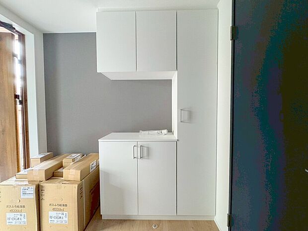 【D号棟玄関】
散らかりがちな靴や傘は大型シューズクローゼットに収納して玄関まわりをキレイに♪