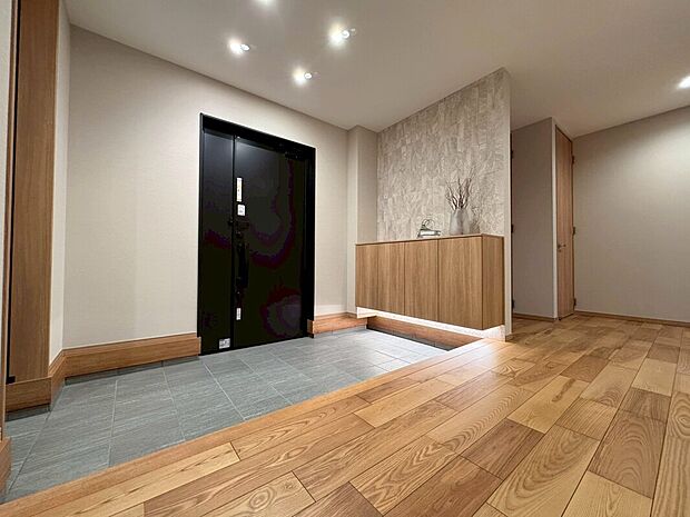 【玄関】
ご家族やお客様をお迎えする、すっきり広々とした玄関です