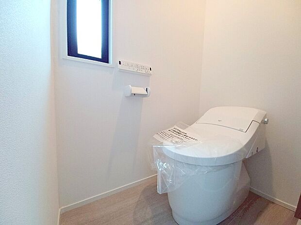 【トイレ】デザイン性に優れていてお掃除が簡単なタンクレストイレ(令和7年5月23日撮影)