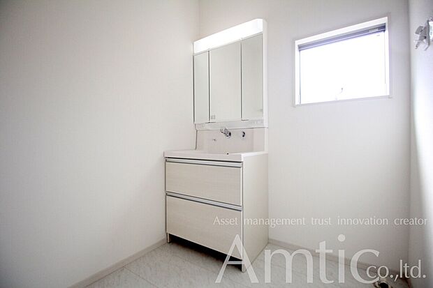 【洗面化粧台施工例】■モデルハウスのご案内や、ショールームにてキッチン等水回り設備や、フローリング等の建材や外壁材の実物をご覧頂けます
■お気軽にお問合せ下さい