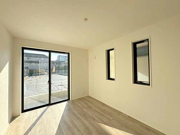 【D号棟洋室】シンプルな色調の居室は清潔感があり落ち着いた空間です。