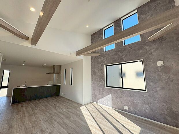 【D号棟LDK】開放的な吹抜け仕様で贅沢な時間をお過ごしくださいませ