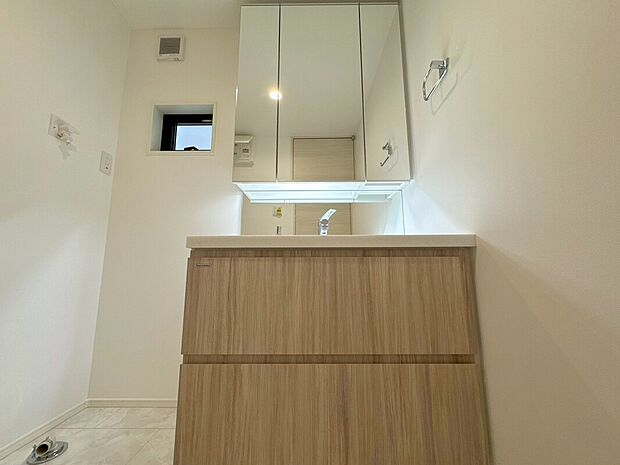 【E号棟洗面化粧台】便利なミラーキャビネット♪歯ブラシや化粧水、整髪料などゴチャゴチャしがちな小物を隠して収納でき、「生活感を出したくない」方におススメです♪