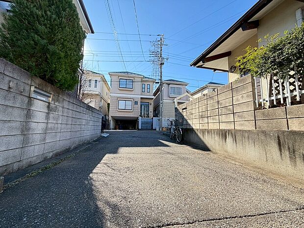 【前面道路含む現地写真】前面は交通量が少ないため、人目が少なくプライバシーが守られる立地